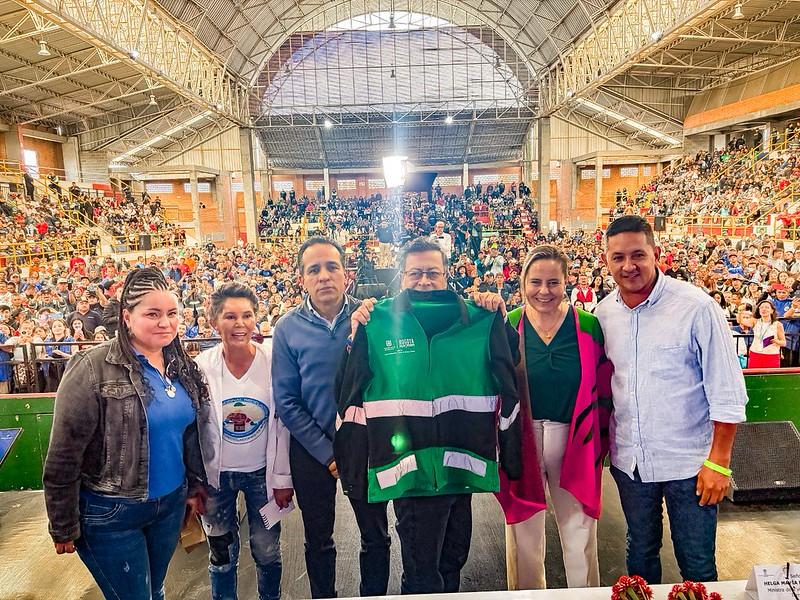 Colombia | El Gobierno Nacional presentó el Decreto 1381 de 2024 en el marco del Programa BasuraCero y de las nuevas medidas para dignificar el trabajo y la vida de recicladores y recicladores de base.