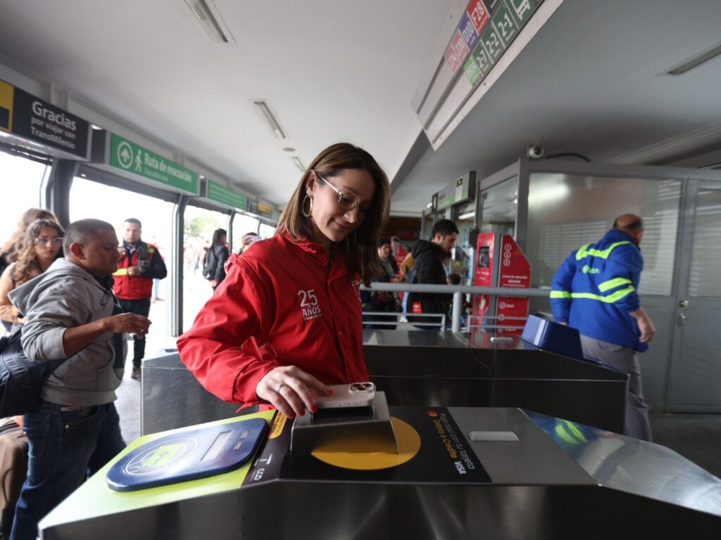 Colombia | Bogotá lidera la revolución de los pagos digitales en transporte público: TransMilenio lanza piloto con tarjetas bancarias