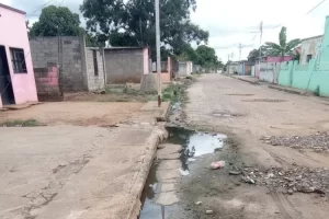 Entre aguas negras y olores viven en el barrio Moscú de Upata