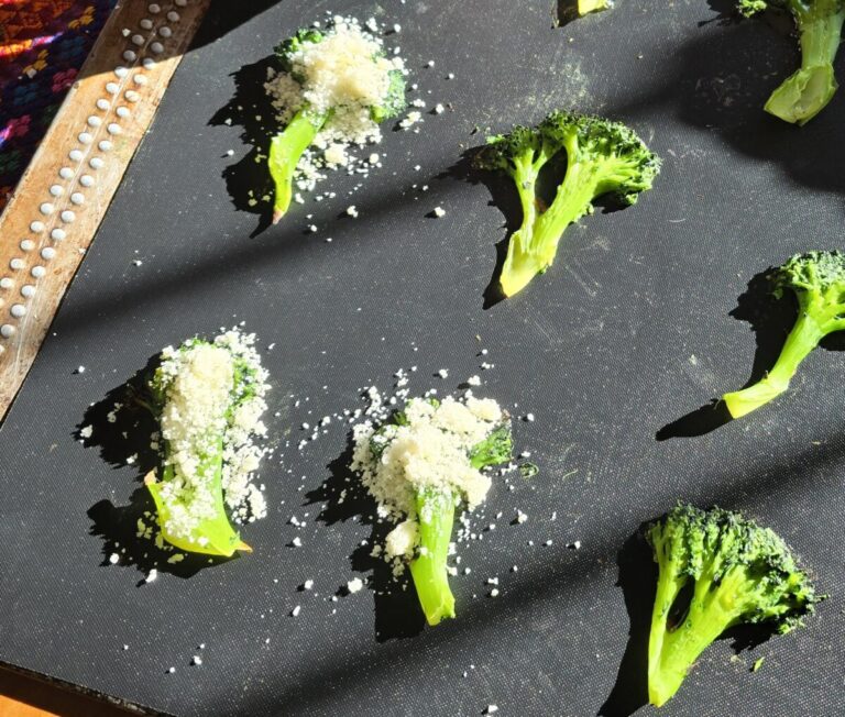 Delicioso aperitivo de brócoli y queso parmesano al horno