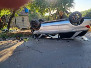 Accidente de tránsito: vehículo de alta gama vuelca en el microcentro de Ciudad del Este