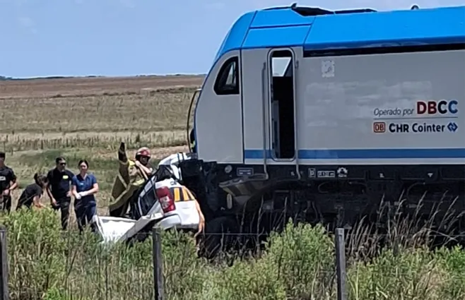 Dos policías pierden la vida en un choque entre patrullero y tren en ruta 5