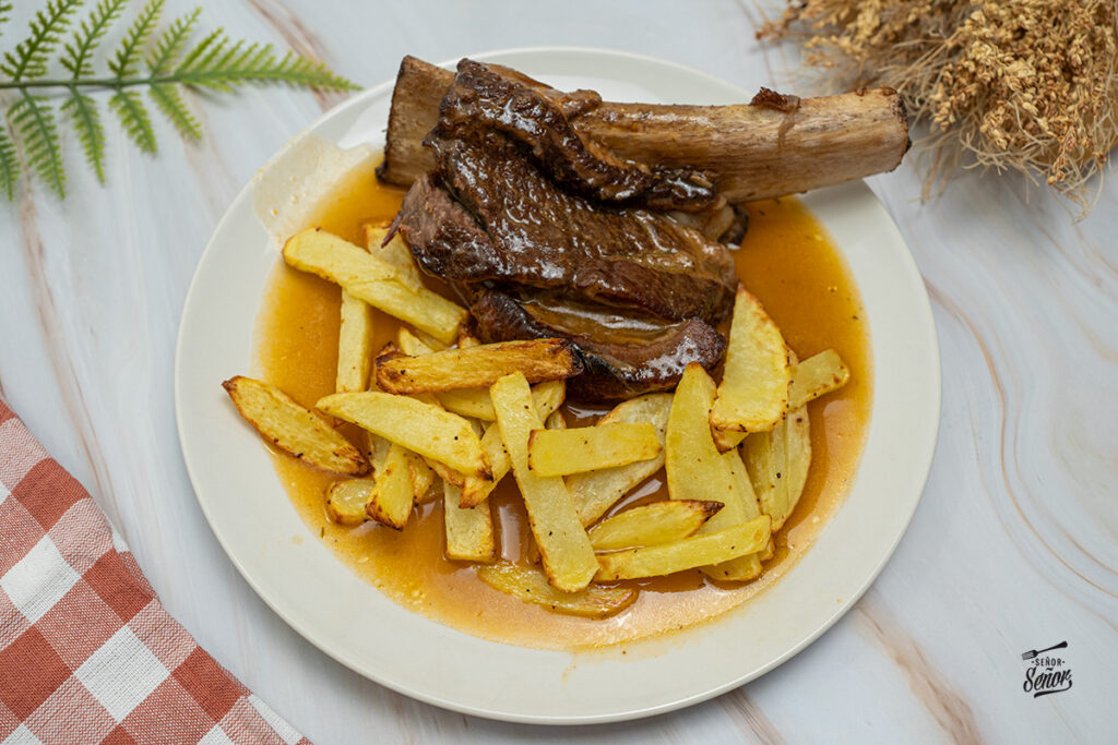 Costillas de ternera guisadas. Un guiso casero delicioso