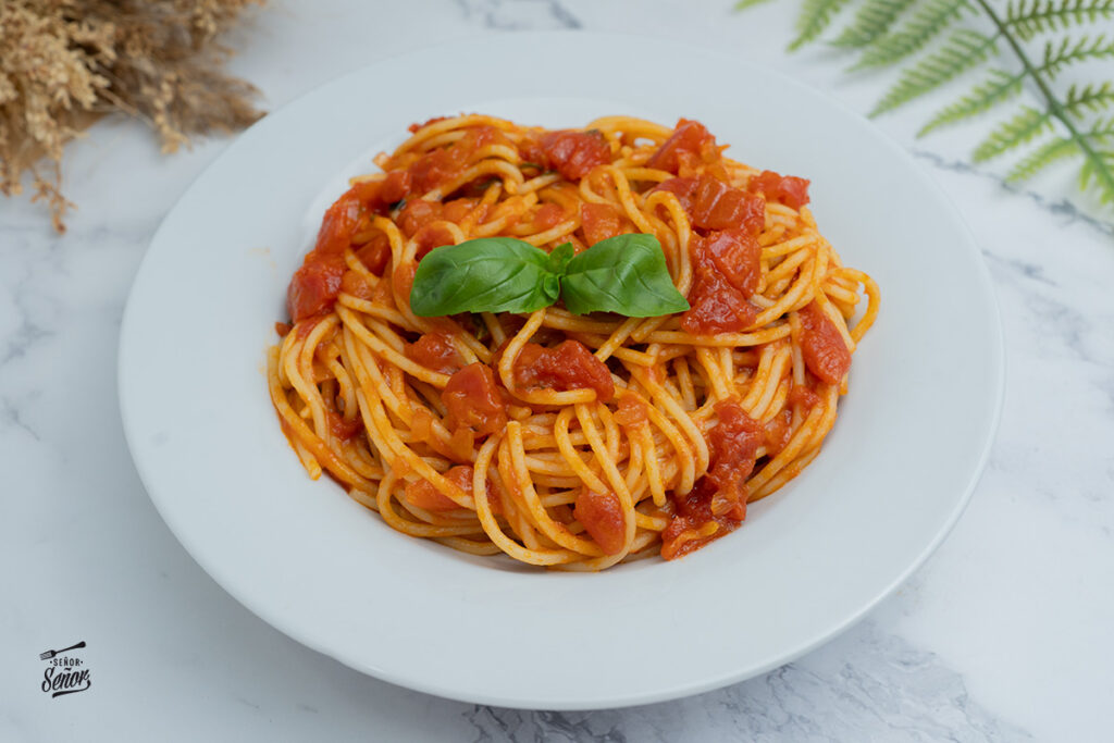 Espaguetis a la napolitana. Receta tradicional italiana