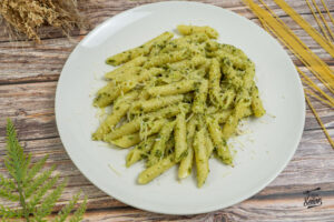 Macarrones al pesto. Receta italiana casera