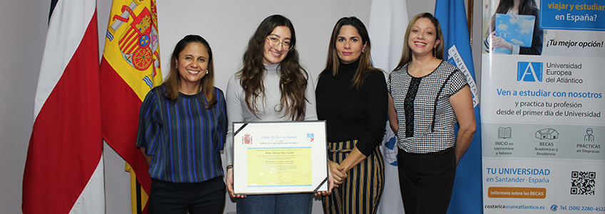 FUNIBER entrega su título académico a estudiante de licenciatura en Costa Rica 