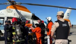 Prefectura Naval Argentina realiza heroico rescate del Capitán Guillermo Tarapow en alta mar