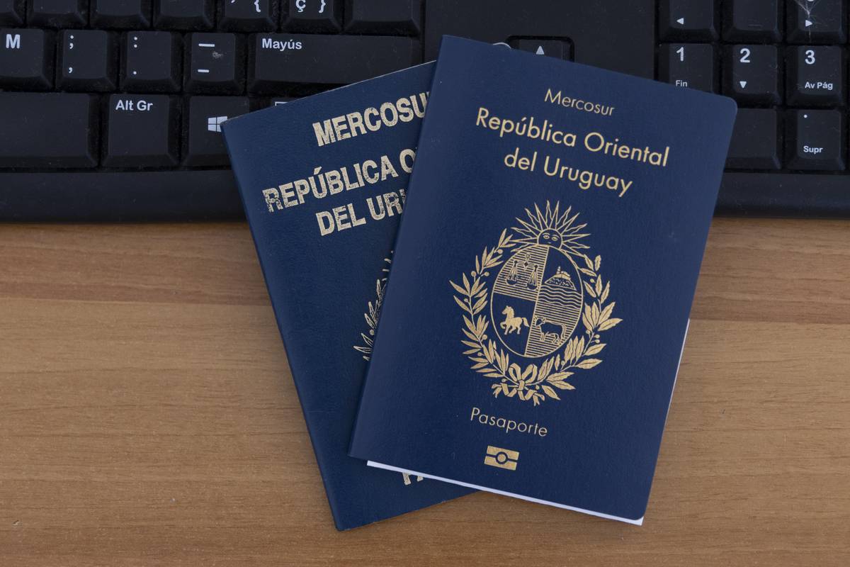 Controversia en Uruguay por la adjudicación de pasaportes a una empresa lituana con antecedentes cuestionados