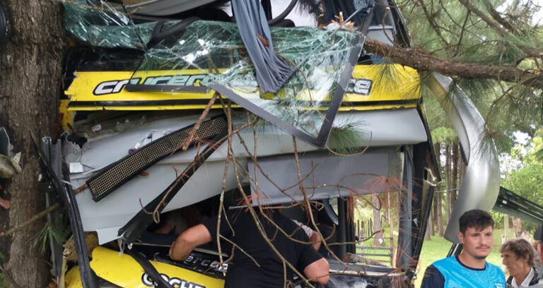 Trágico choque en Misiones: un muerto y 16 heridos