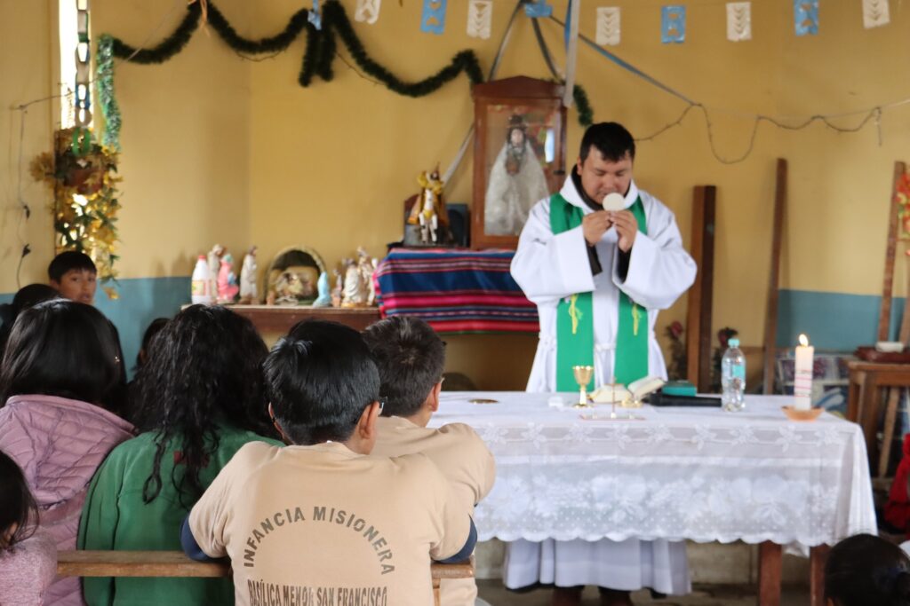 La Infancia Misionera de la Basílica de San Francisco visitó a un grupo de la IAM en Patacamaya La Infancia Misionera de la Basílica de San Francisco visitó a un grupo de la IAM en Patacamaya