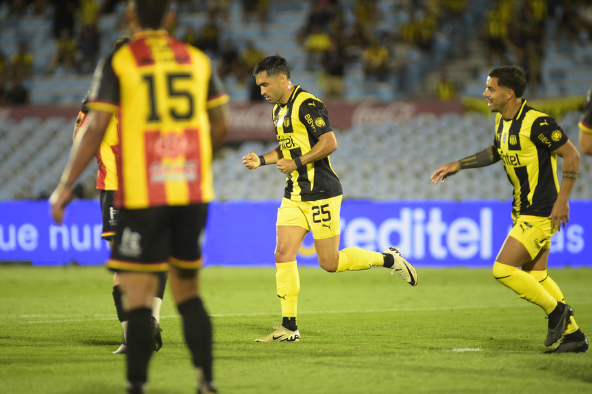 Peñarol venció 3-1 a Progreso y comienzó con triunfo en el Apertura