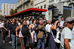 Venezolano repartió botellones de agua en medio de apagón en Chile