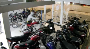 Robo en local de BI-MOTOS /Delincuentes huyeron y la Policía recupera moto en minutos