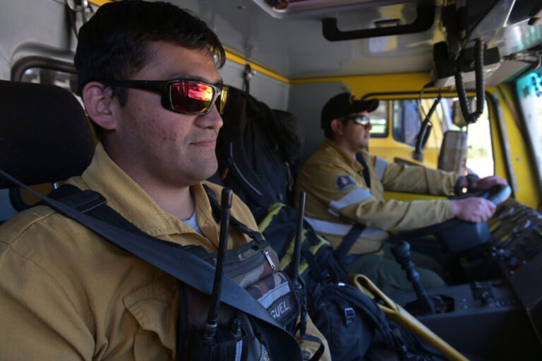 Incendios forestales: bomberos y brigadistas, dos roles clave contra el fuego en la Patagonia