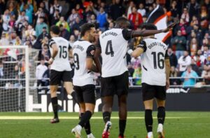 El Valencia se corona campeón tras vencer al Leganés, mientras Espanyol y Alavés no logran triunfar.