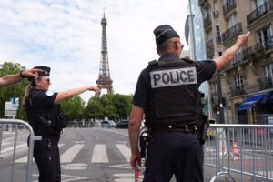 Incidente en las Afueras de París: Policía Francesa Abate a Hombre Armado con Dos Cuchillos
