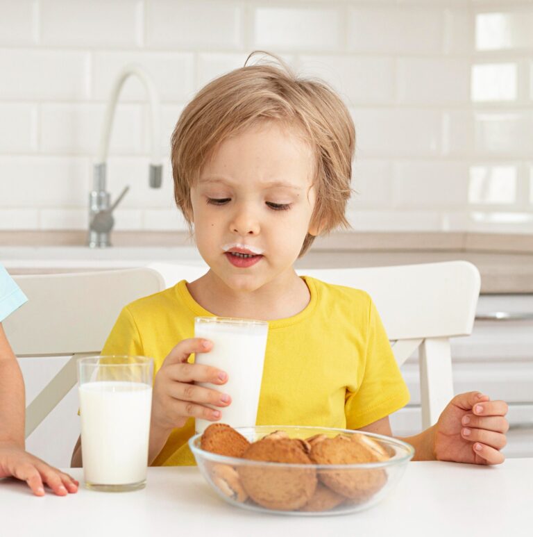 La leche es esencial para el desarrollo y crecimiento de los niños.