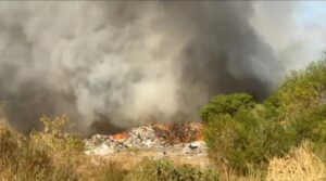 Insólita respuesta de la intendencia de Salto ante humo del vertedero/”Recen para que llueva”