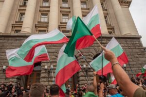 Manifestantes se oponen a la entrada de Bulgaria en el euro y atacan la sede de la Comisión Europea en Sofía