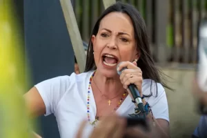 María Corina Machado denuncia que funcionarios de seguridad intentan entrar al fuerza a su casa