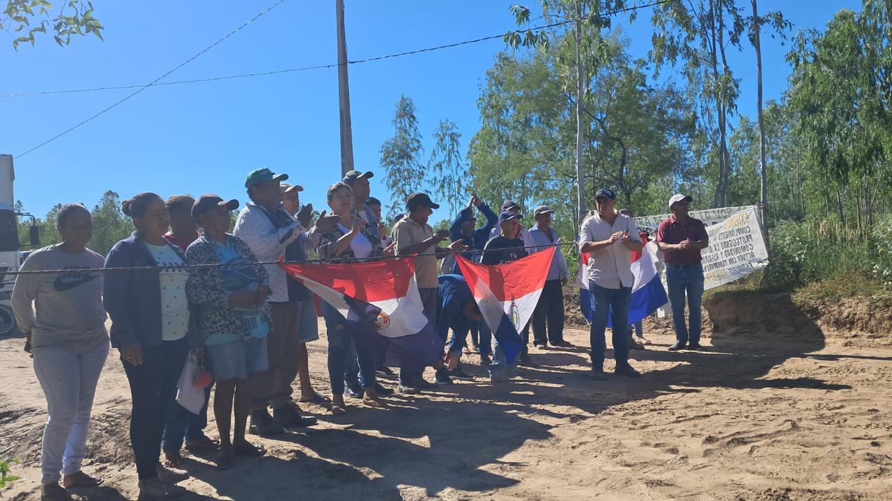 Concejales y funcionarios municipales se manifiestan en Puerto Casado en reclamo del pago de haberes atrasados