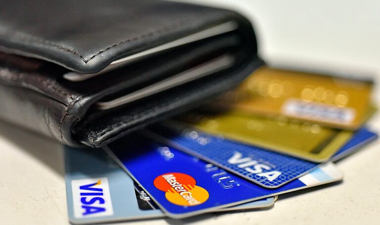 Crecimiento de las tarjetas de débito frente a la reducción de las de crédito