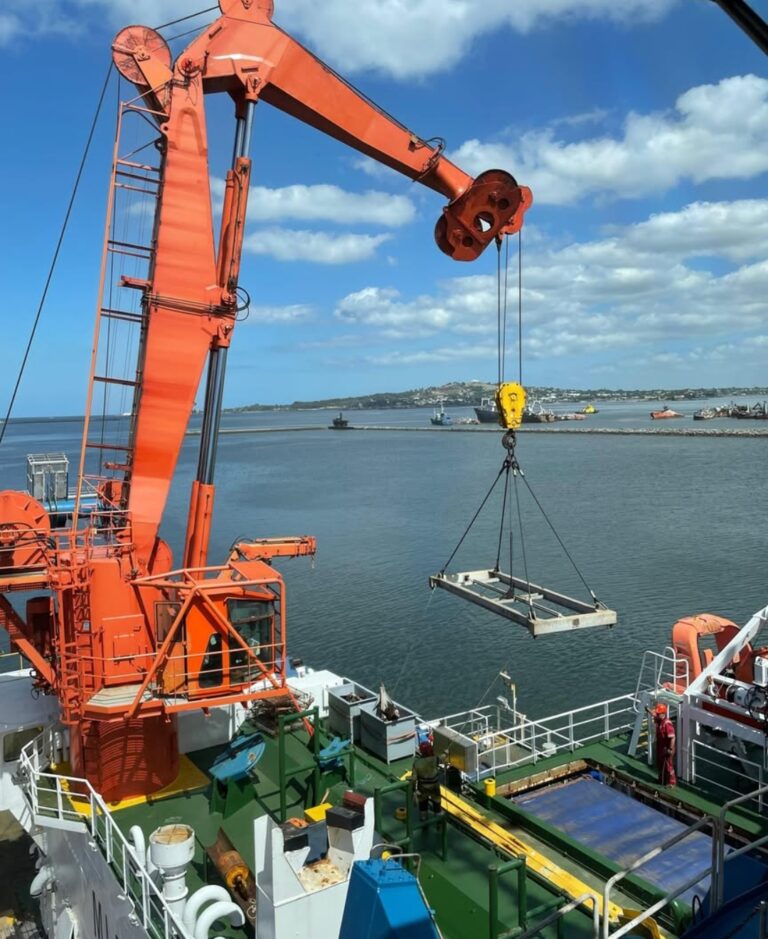 El buque científico RRS James Cook recibe a investigadores uruguayos en el Puerto de Montevideo