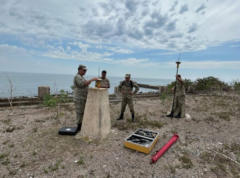 Reinstalan estación GNSS en la Isla de Flores para mejorar la Red Geodésica Nacional