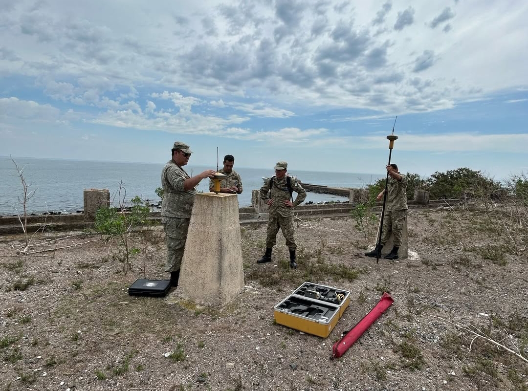 Reinstalan estación GNSS en la Isla de Flores para mejorar la Red Geodésica Nacional