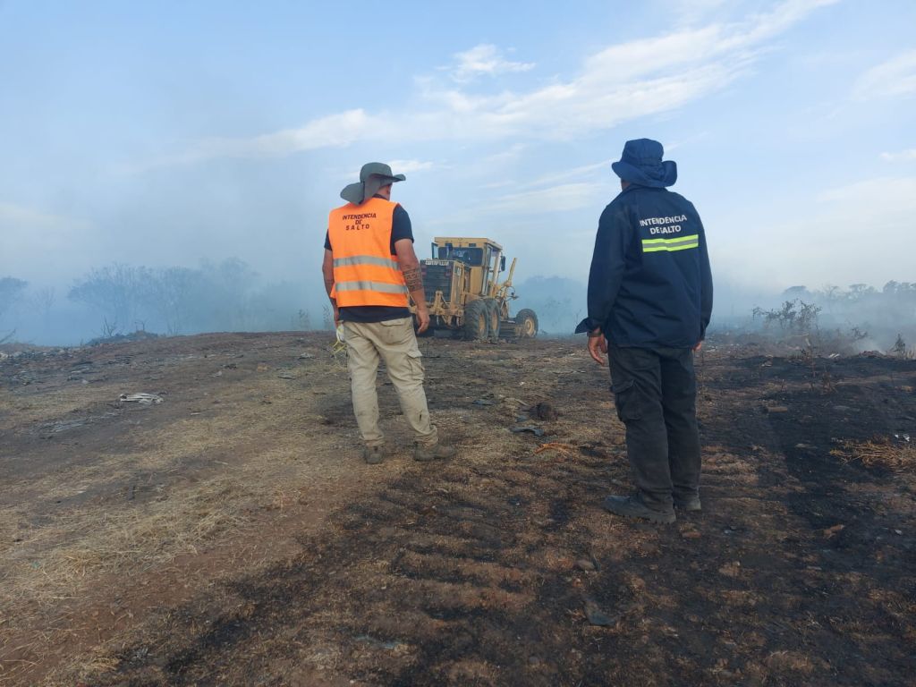 Intendencia avanza en soluciones /Sospechan intencionalidad en nuevo incendio en el Vertedero de Salto