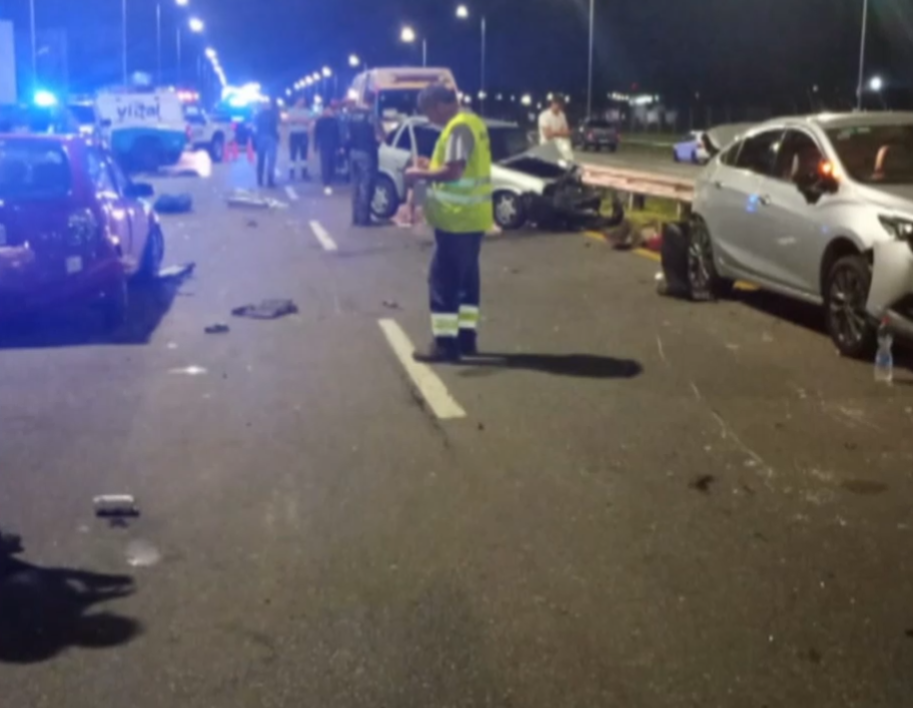 Carrera clandestina en Córdoba provoca choque múltiple y deja un joven fallecido