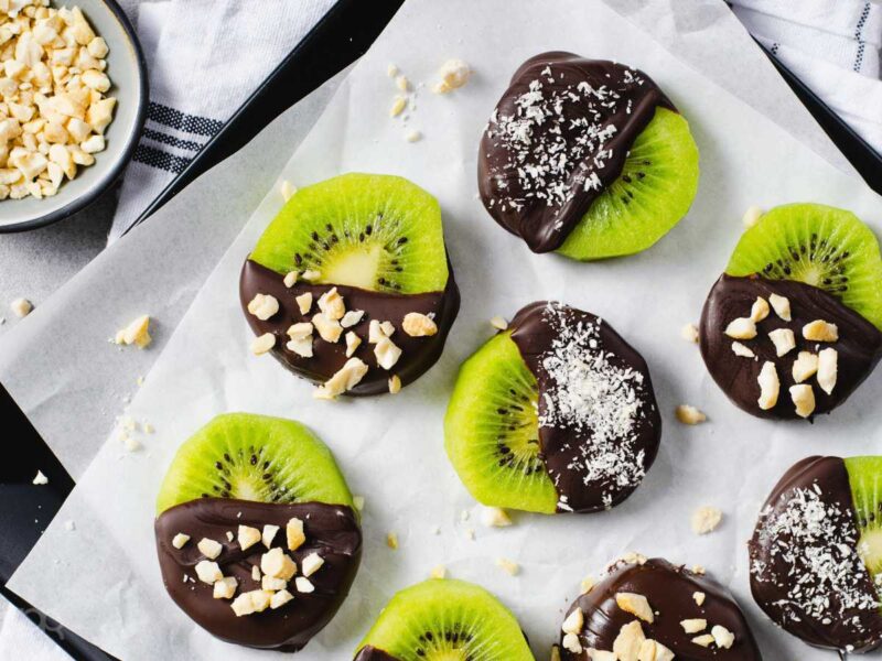 Piruletas de kiwi con chocolate para niños