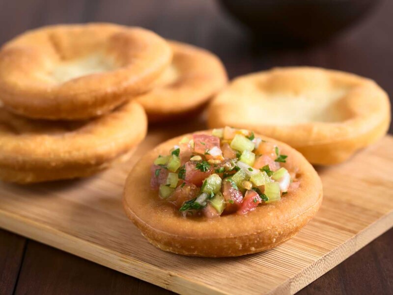 Sopaipillas chilenas tradicionales y versión con salsa de chancaca