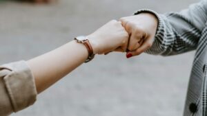 4 enseñanzas sobre la amistad en el libro de Proverbios