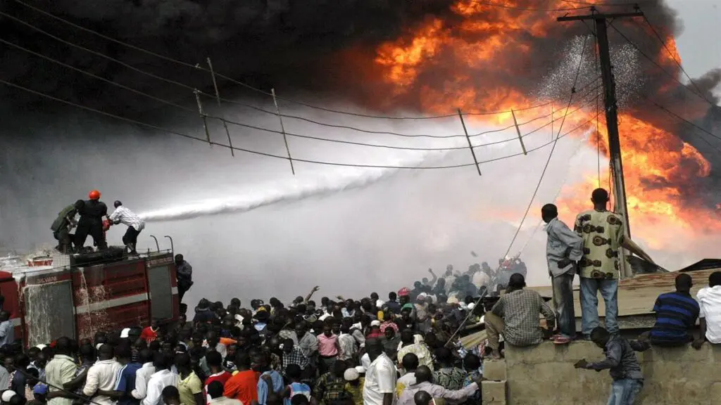 Fallecen al menos 17 estudiantes por incendio en un internado de Nigeria