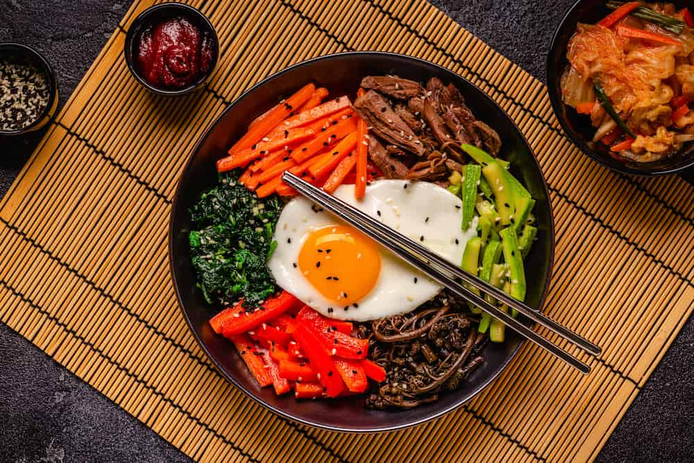 Bibimbap: La receta coreana que te resuelve una comida completa