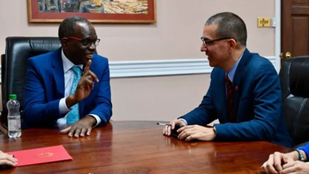 Secretario Ejecutivo del ALBA-TCP y primer Ministro de Santa Lucía debaten sobre Agroalba