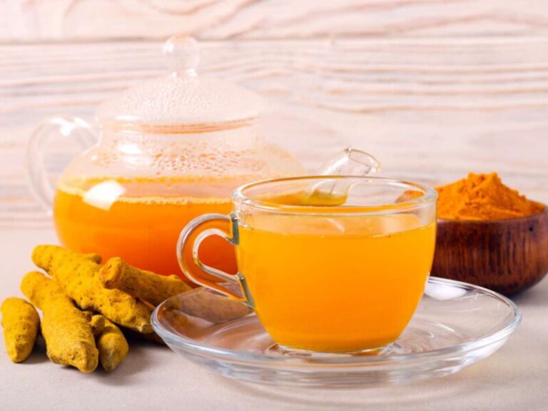 Infusión de cúrcuma y jengibre con miel y limón