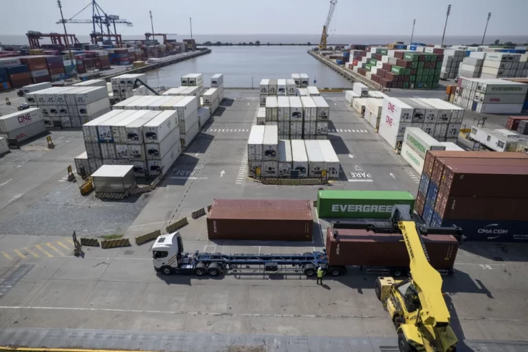 El bitren más grande del país realizó su primera operación en el Puerto Buenos Aires