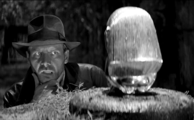 Si la pregunta es cómo mejorar ‘Indiana Jones: En busca del arca perdida’, la respuesta es pasarla blanco y negro