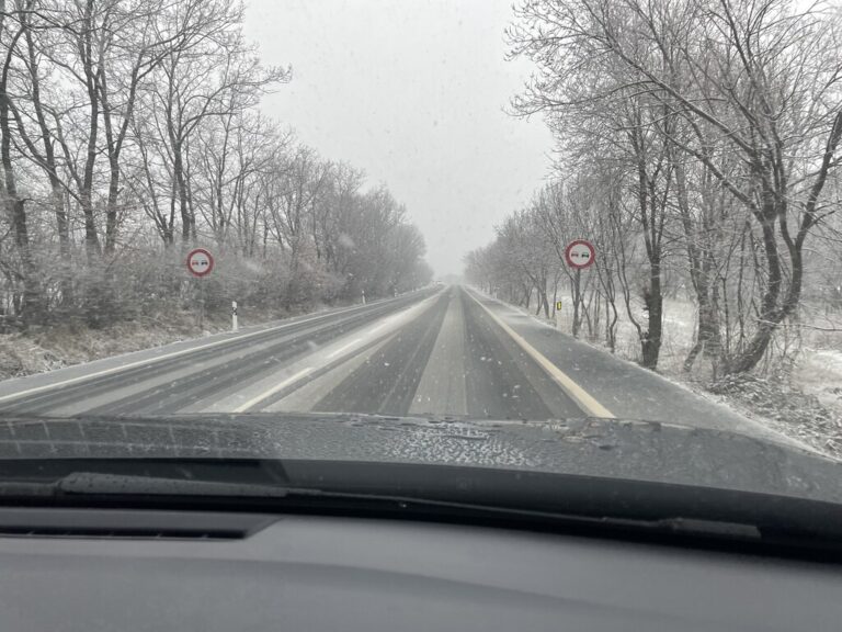 Todo lo que aprendí el día que me sorprendió la nieve: consejos para conducir con hielo cuando la situación se complica