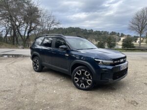 Dacia Bigster, primeras impresiones: frente a los coches chinos de mil pantallas, la solvencia de un buen motor híbrido