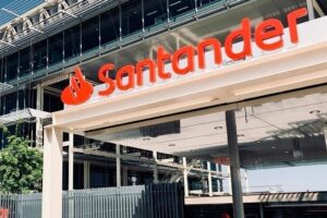 Banco Santander va a cerrar más de 200 oficinas físicas. Es el síntoma más visible de la metamorfosis de la banca tradicional