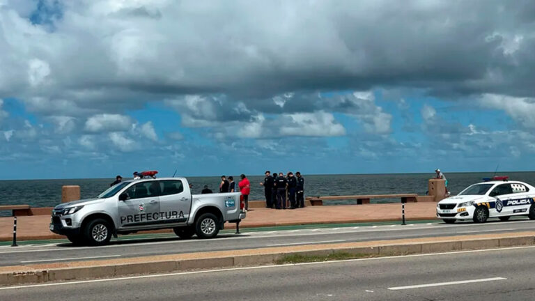 Hallan cuerpo en la Rambla de Montevideo mientras se busca a adolescente desaparecido