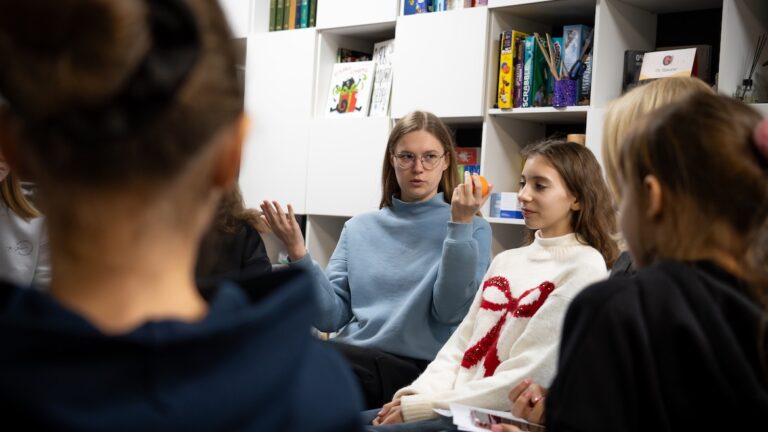 Espacios seguros para que los niños y niñas en Ucrania puedan superar los efectos de la guerra