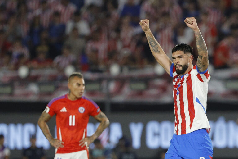 Paraguay vence a Chile y se acerca al Mundial / Paraguai vence o Chile e se aproxima da Copa do Mundo