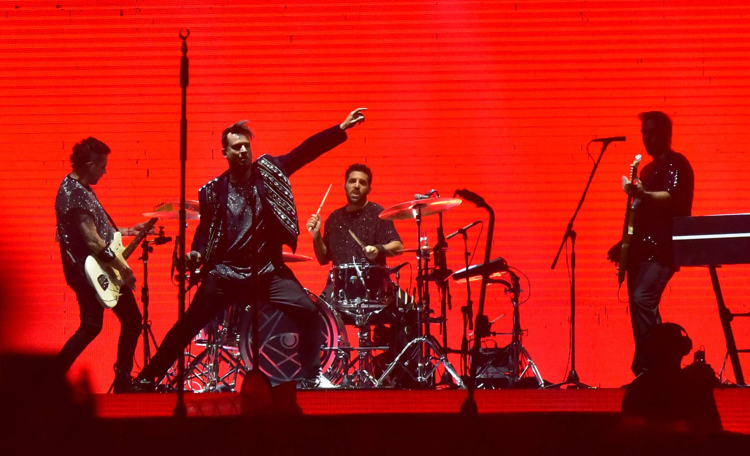 Tan Biónica invita a bailar y a sanar a miles durante su noche mágica en Asunción