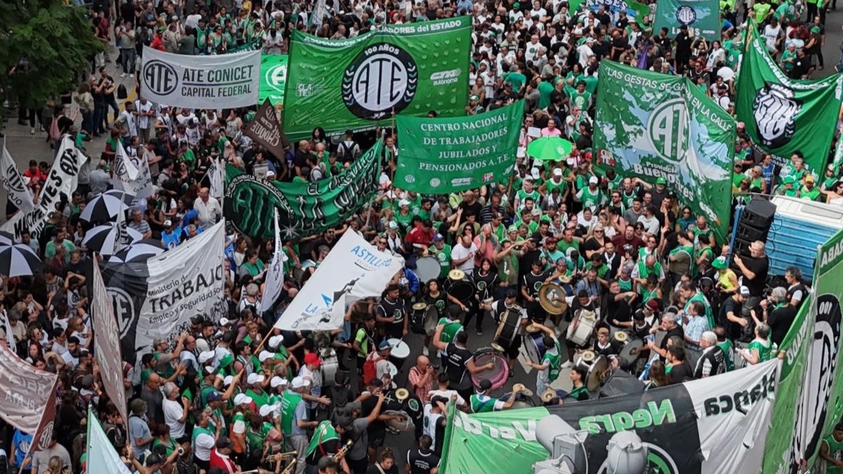 Vigilias en ministerios y secretarías ante posibles despidos por vencimientos de contratos Vigilias en ministerios y secretarías ante posibles despidos por vencimientos de contratos