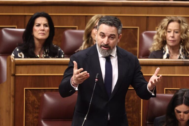 Abascal critica a Feijóo por apoyar a Sánchez en relación a Ucrania, mientras el PP acusa a Vox de oponerse a Zelenski