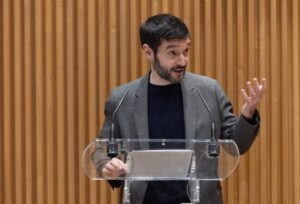 Bustinduy afirma que la seguridad no implica mayor gasto militar y asegura que el Gobierno preservará los avances sociales